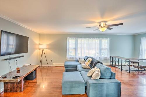 Lovely Freehold Home with Deck, 16 Mi to Slopes in Freehold, USA
