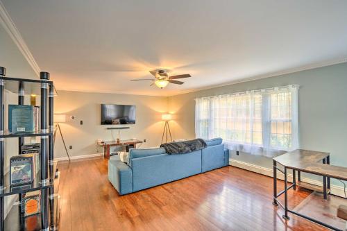 Lovely Freehold Home with Deck, 16 Mi to Slopes in Freehold, USA