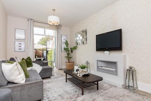 Broughton 5 Bedroom House with Free Parking, Free WiFi, Garden and Smart TV with Netflix Near M1 and Sleeps up to 10
