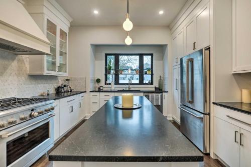 Grand Long Branch Home 1 Block to Beach! in ลองบรานซ์ (NJ)