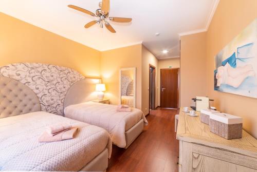 2 twin beds