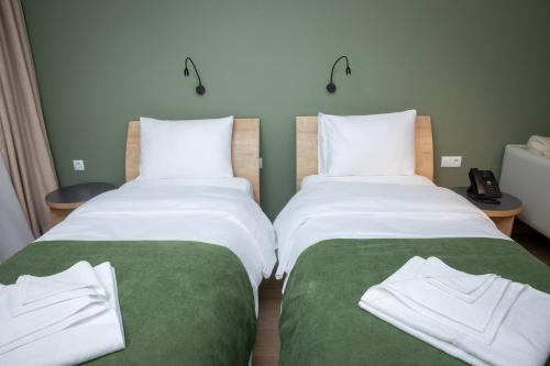 2 twin beds