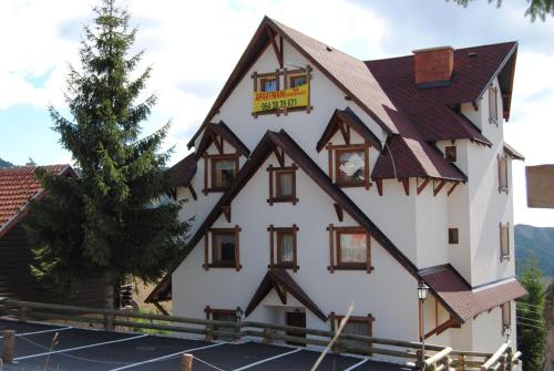 One-Bedroom Apartment with Mountain View