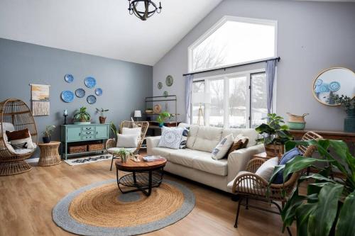 . 9 Beds & 5 Bath BOHO home in Great Grand Rapids