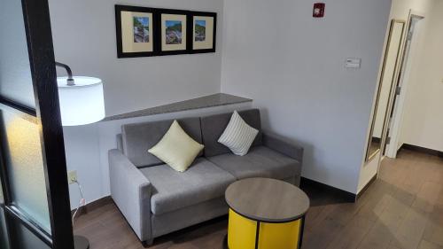 Comfort Suites Macon - image 10