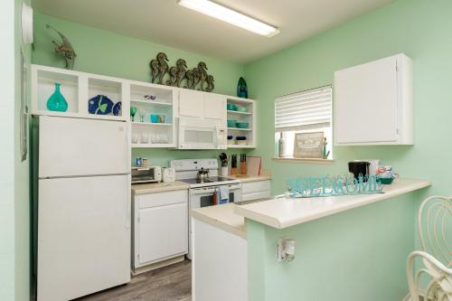 Corpus Christi-Padre Island condo is walking distance to beach by Mustang Island, Sleeps Four, 2024 Traveler Award, winter rates in Padre Island, USA