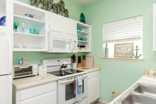 Corpus Christi-Padre Island condo is walking distance to beach by Mustang Island, Sleeps Four, 2024 Traveler Award, winter rates in Padre Island, USA