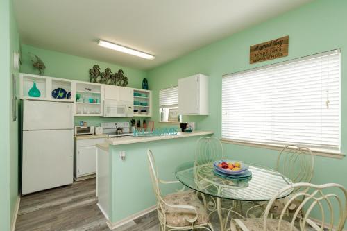 Corpus Christi-Padre Island condo is walking distance to beach by Mustang Island, Sleeps Four, 2024 Traveler Award, winter rates in Padre Island, USA
