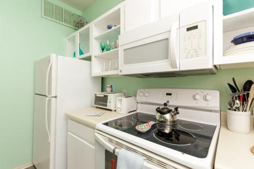 Corpus Christi-Padre Island condo is walking distance to beach by Mustang Island, Sleeps Four, 2024 Traveler Award, winter rates in Padre Island, USA