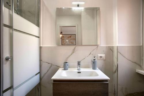 Moderno Appartamento Tuscolana 2 BDR and Living Room Metro A, Рим (фото 6)