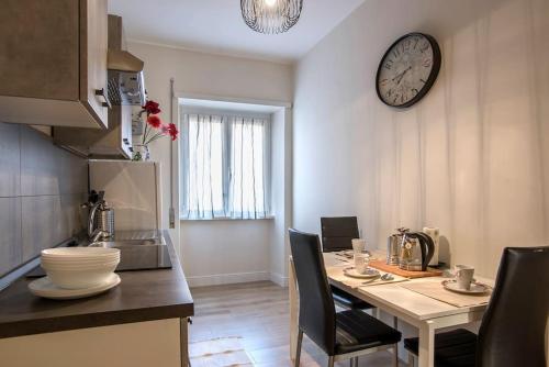 Moderno Appartamento Tuscolana 2 BDR and Living Room Metro A, Рим (фото 8)