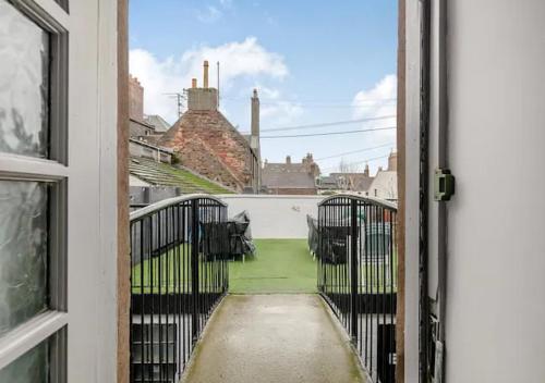 Townhouse Apartment 3 Bedroom High St Montrose