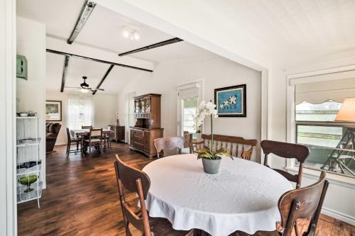 On Scenic 60-Acre Farm: Carmine Cottage w/ Porch in Ledbetter (TX)