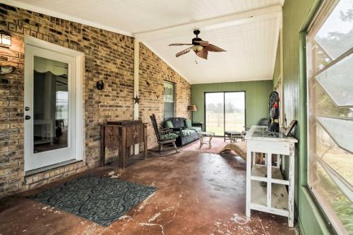 On Scenic 60-Acre Farm: Carmine Cottage w/ Porch in Ledbetter (TX)