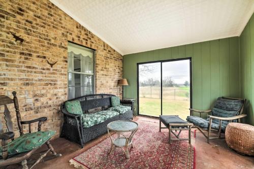 On Scenic 60-Acre Farm: Carmine Cottage w/ Porch in Ledbetter (TX)