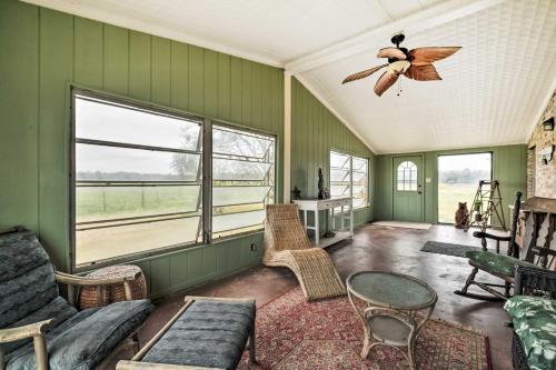 On Scenic 60-Acre Farm: Carmine Cottage w/ Porch in Ledbetter (TX)