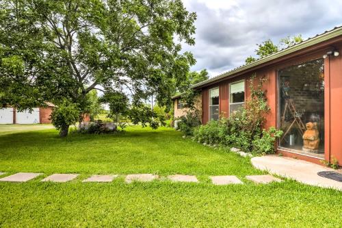 On Scenic 60-Acre Farm: Carmine Cottage w/ Porch in Ledbetter (TX)