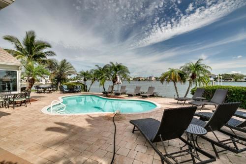 Great Short Term Deals On Amazing Waterfront House with Pool in Indian Rocks Beach!