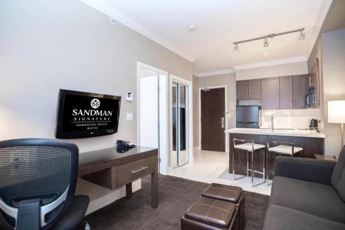 Standard Suite, 1 King Bed, Kitchen, Washer Dryer image 4
