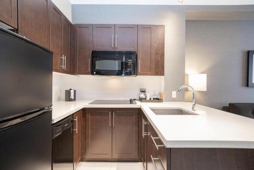 Standard Suite, 1 King Bed, Kitchen, Washer Dryer image 6