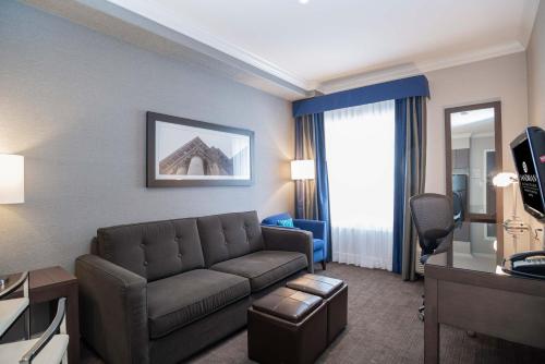 Standard Suite, 1 King Bed, Kitchen, Washer Dryer image 5