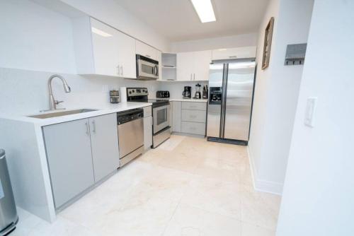 2Bed 2 Bath Airbnb Friendly building with Pool, Hot Tub, and Gym in Miami, USA