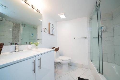 2Bed 2 Bath Airbnb Friendly building with Pool, Hot Tub, and Gym in Miami, USA