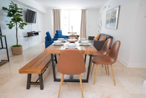 2Bed 2 Bath Airbnb Friendly building with Pool, Hot Tub, and Gym in Miami, USA