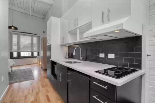 Relaxing Space Downtown - Close To Hospitals - Free Parking and Wifi