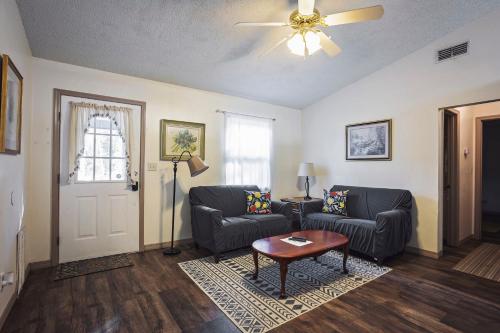 3 bed 2 bath fenced yard pet friendly great location 6 m from WEC in Ocala Ridge, USA