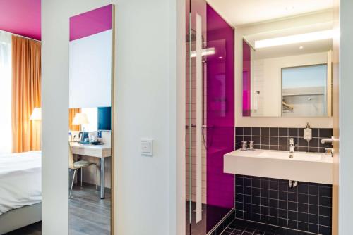 room detail thumbnail 2