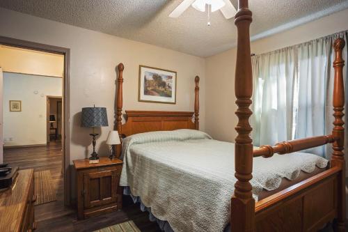 3 bed 2 bath fenced yard pet friendly great location 6 m from WEC in Ocala Ridge, USA