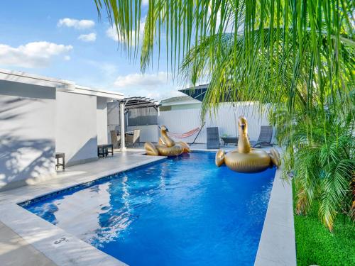 Pool Party! Villa with Heated Pool, Gym, Jacuzzi, Games & More in Miami Gardens (FL)