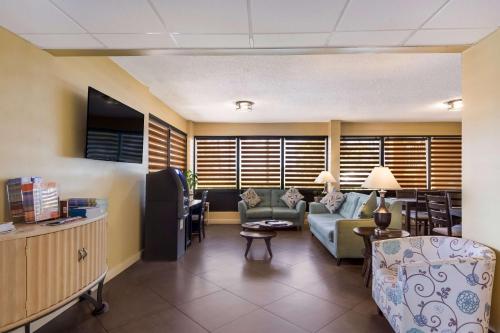 Quality Inn & Suites St. Petersburg – Clearwater Airport Recently Renovated - image 14