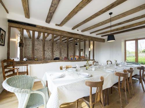 Grande Maison avec terrasse et proche rivière en Berry - FR-1-591-13 (Grande Maison avec terrasse et proche riviere en Berry - FR-1-591-13) in Badecon-Le-Pin