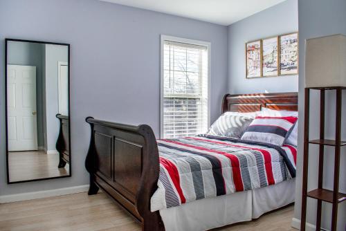 Cozy condo with yard and patio. Long-stay discount available in Fairfield, USA