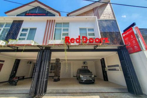 RedDoorz Syariah near Solo Paragon Mall 2