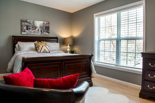 . Cozy condo with yard and patio. Long-stay discount available