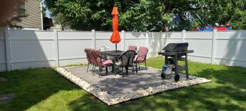 Cozy condo with yard and patio. Long-stay discount available in Fairfield, USA