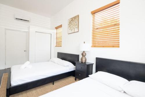Modern 5 Bedroom Miami Home 15 Min to the Beach in Miami, USA