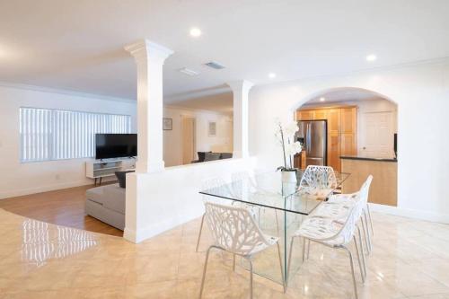 Stunning Lake-Front Villa with Pool & Spa in Pembroke Pines
