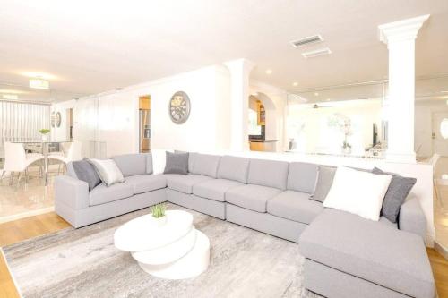 Stunning Lake-Front Villa with Pool & Spa in Pembroke Pines