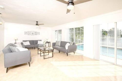 Stunning Lake-Front Villa with Pool & Spa in Pembroke Pines