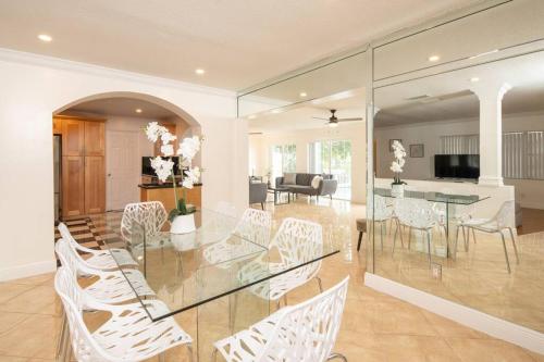 Stunning Lake-Front Villa with Pool & Spa in Pembroke Pines