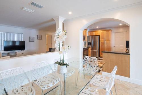Stunning Lake-Front Villa with Pool & Spa in Pembroke Pines