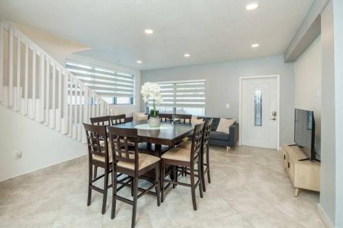 Beautiful 7-Bedroom Villa with Pool in Hialeah, USA