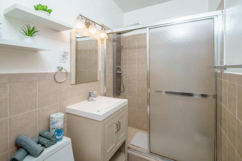 Beautiful 7-Bedroom Villa with Pool in Hialeah, USA