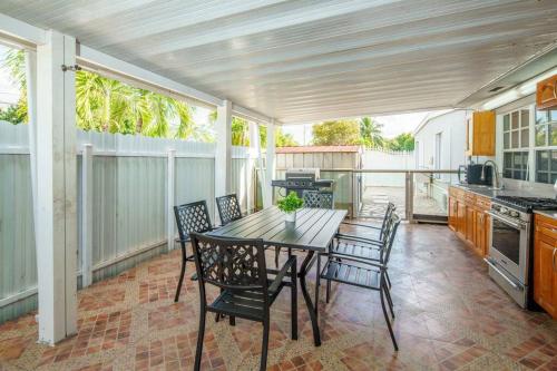 Beautiful 7-Bedroom Villa with Pool in Hialeah, USA