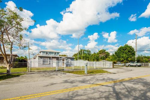 Beautiful 7-Bedroom Villa with Pool in Hialeah, USA