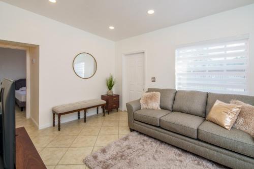Beautiful 7-Bedroom Villa with Pool in Hialeah, USA